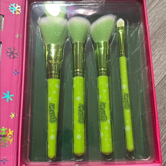 The Grinch 5 item Eyeshadow Palette Blush Highlighter Lip Oils Set Brush Set - Picture 13 of 14